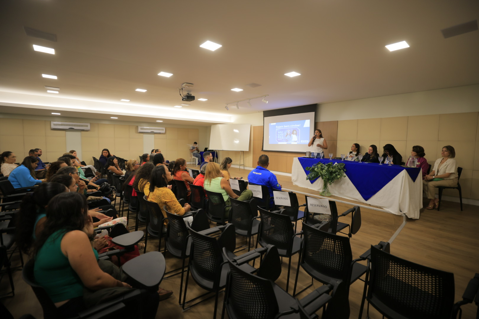 Governo do Estado, Cagece e Ambiental Ceará promovem aula inaugural de projeto que incentiva mulheres a serem empreendedoras do saneamento